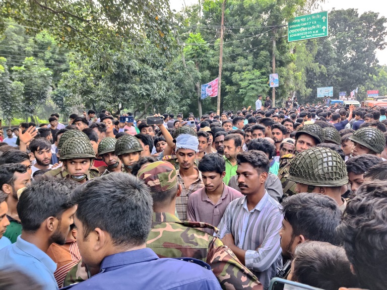 মহানন্দা সেতুর টোলপ্লাজায় অগ্নিসংযোগ, সোনামসজিদ স্থলবন্দর মহাসড়কে ঘন্টাব্যাপী যান চলাচল বন্ধ